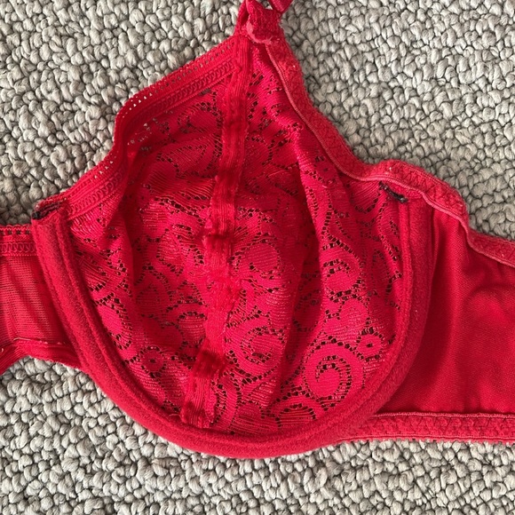 Vintage underwire bra. 34C. Adjustable straps. Elastic is stretchy. Red lace. - Picture 8 of 10